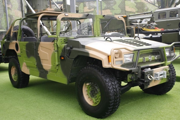 振国神器:"猛士"轻型装甲车(5)