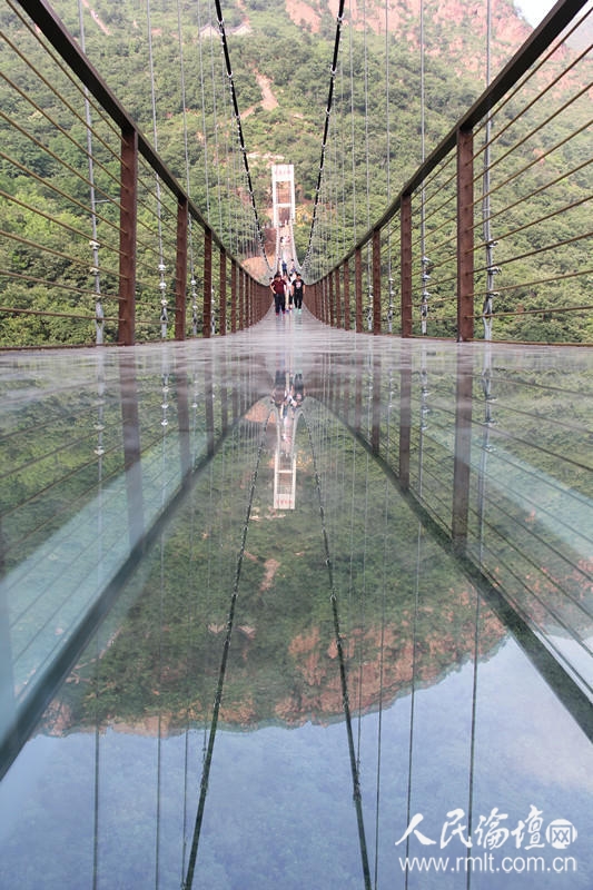 凤凰天桥全长210米,横跨两个山头,距谷底200米左右,桥面铺设透明玻璃