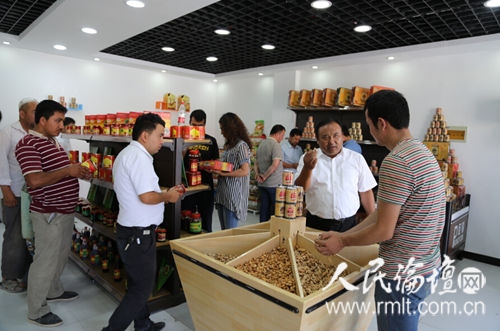 集团有限公司董事长苑振廷(左)为莎车县惠农电子商务园区揭牌(胥建华