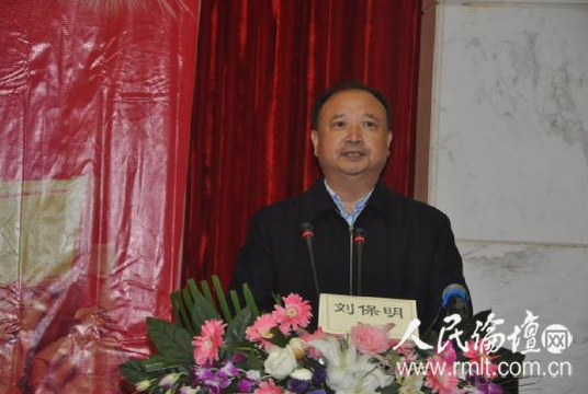 图为农工党中央宣传部巡视员刘保明主持报告会.