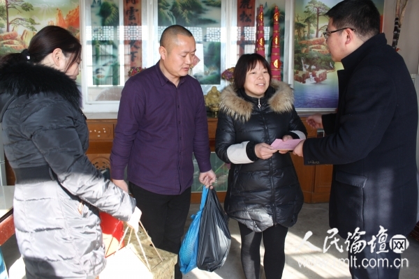 二位企业主在郭旭家走访慰问的镜头去年10月19日,二位企业主从《盐城