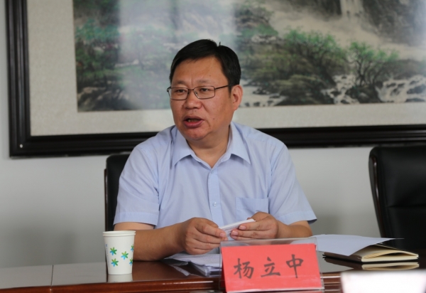 河北省行唐县委书记杨立中同志向人民日报社人民论坛杂志社精准扶贫