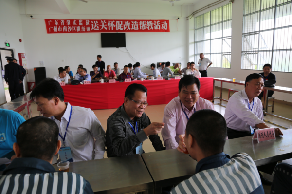 南沙区帮教团成员与服刑人员交谈