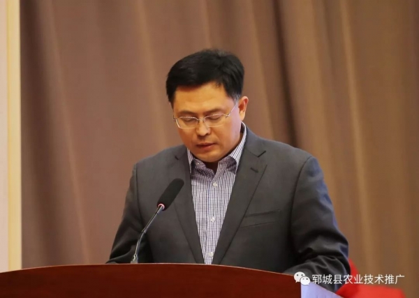 郓城县委副书记孙迁国宣读高端专家智库人员名单