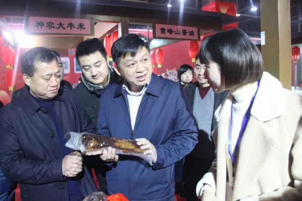 望城区副区长易文龙在巡展.