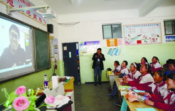 2018年10月27日,西藏白朗县噶东镇中心小学四年级三班的学生们通过