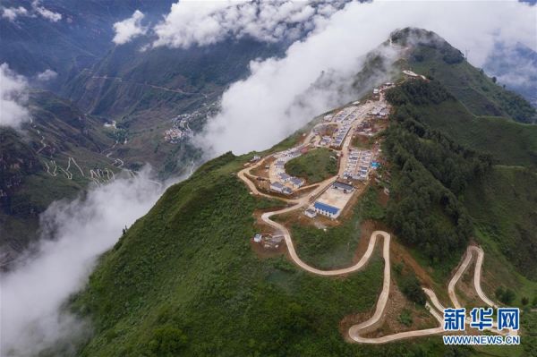 四川金阳打通悬崖绝壁路