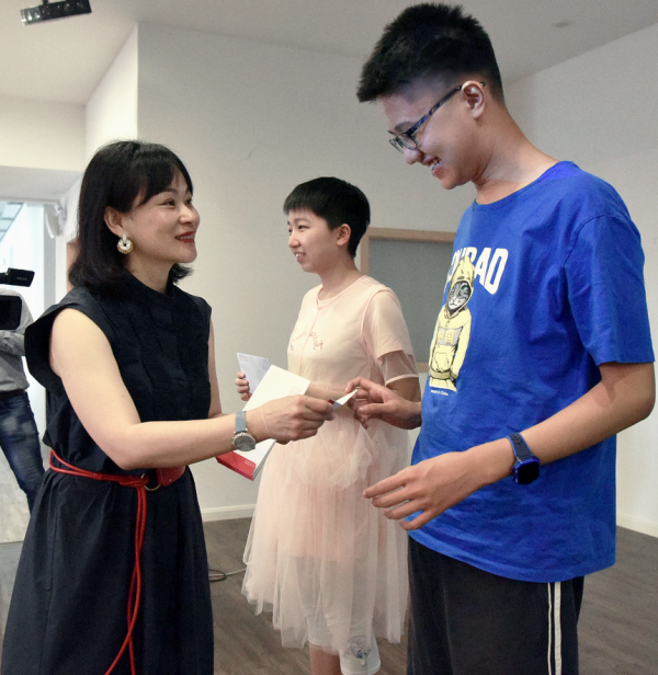 "晨星的孩子"再次参访晨光文具