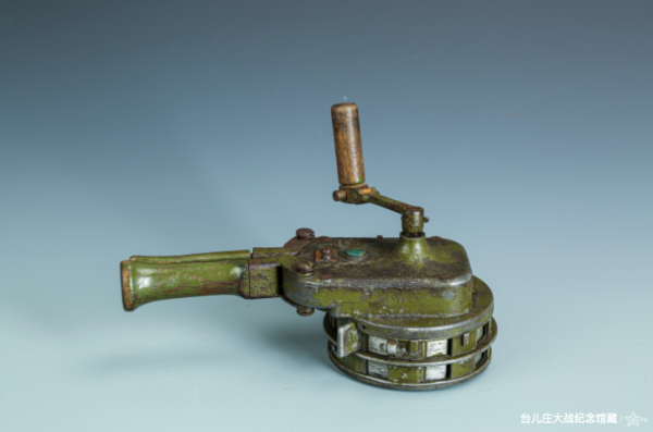 台儿庄大战期间缴获的日军手摇报警器