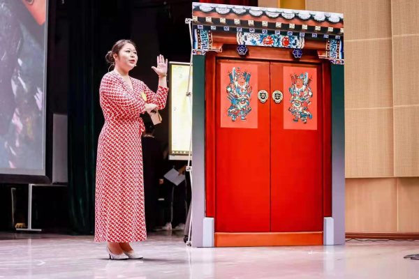 来自广东省智慧青少年宫的朱慧娴老师带来说课《海韵启童心·合唱疗愈