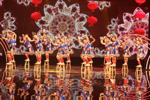 北京科教牛年春晚 近600名桔子树小学员载歌载舞