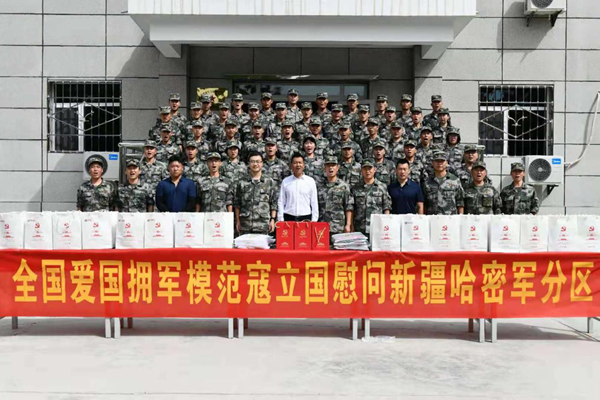 全国爱国拥军模范寇立国慰问新疆军区哈密军分区