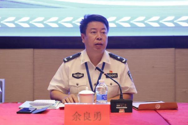 厅治安总队总队长夏晓鸥主持会议.