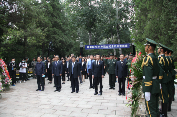 在庄严肃穆的气氛中,烈士公祭仪式开始,全场高唱《中华人民共和国国歌