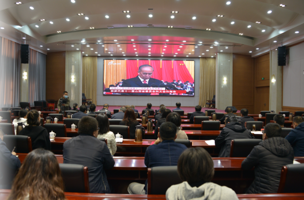 山西省交城县干部群众收听收看省第十二次党代会开幕盛况
