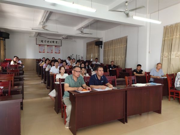 赣州市南康区龙华中学开展落实双减以研促教研讨活动