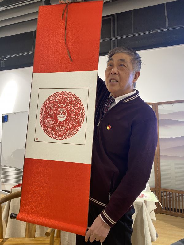 也融入了冬奥,北京剪纸传承人徐阳就根据冬奥比赛项目设计了新式剪纸