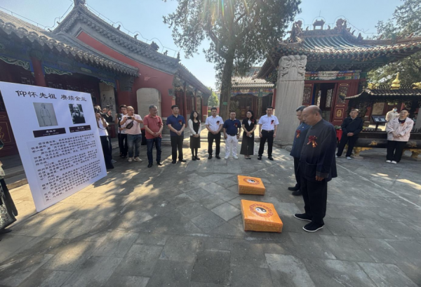 乐觉心、裴永峰缅怀先祖。