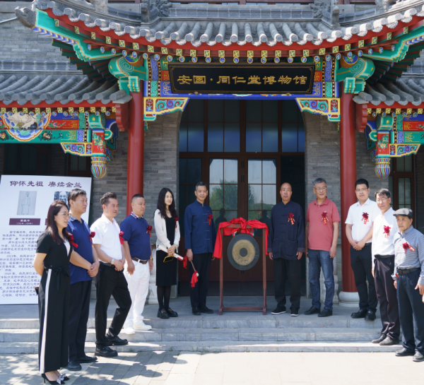 乐觉心仿照先祖为祁州药市开市盛举,敲响象征“开市”的铜锣。