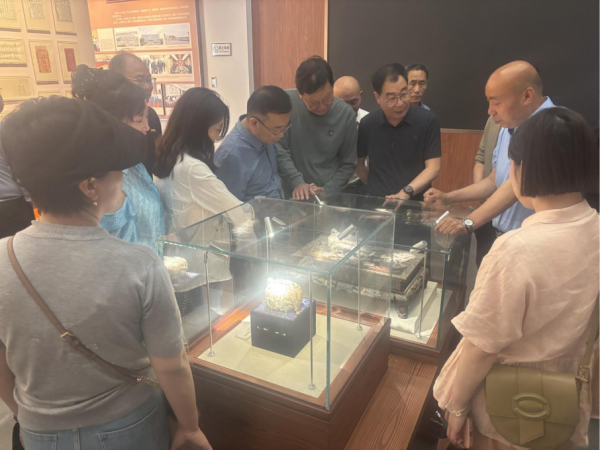 药交会期间,山西省陵川县中医药考察组一行调研安国中医药产业发展,在安国·同仁堂博物馆了解安国药市历史,谋划陵川中医药产业未来发展。