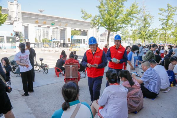 国网鞍山供电公司来到海城市第二中学开展电力安全宣传活动。