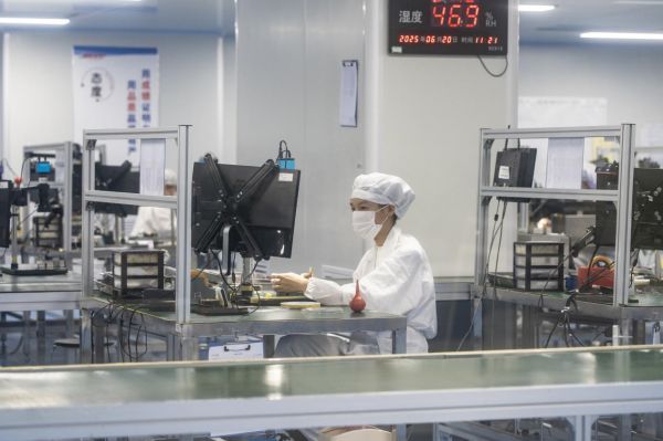 驿路通生产车间内，工作人员在进行装配工作 。