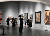 青年美术作品展吸引民众