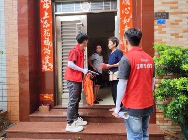 到居民家中入戶宣傳防蚊滅蚊知識