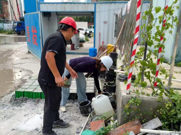 C:\Users\Administrator\Pictures\防疫照片\住建系統(tǒng)（含建筑工人）\順德區(qū)住建局工作人員與建筑工人一起對坑洼積水、衛(wèi)生死角等蚊蟲滋生地進(jìn)行徹底清理（2）.jpg順德區(qū)住建局工作人員與建筑工人一起對坑洼積水、衛(wèi)生死角等蚊蟲滋生地進(jìn)行徹底清理（2）