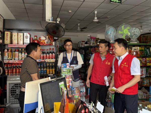 區(qū)社保局工作人員與村居工作人員一起到商戶店鋪進(jìn)行防疫宣傳