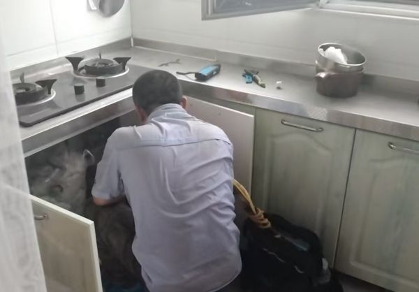 工作人员在现场排查燃气安全隐患
