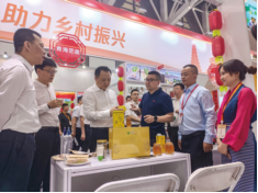 左图图注：国家管网集团在央企消费帮扶聚力行动第四届购物节上推广定点帮扶县农特产品