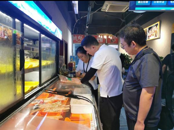 检查后厨。
