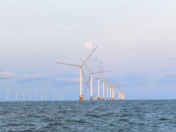 8月5日,在滨海港零碳产业园,一座凯金新能源滨海工厂内的220千伏变电站正在施工。这座变电站暂定名为“凯金变”,占地约2500平方米,预计明年建成。