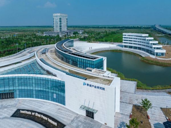 射阳港零碳产业园,积极引建海工装备项目,开工建设天顺(射阳)海工智造基地项目,基本交付海洋钢构模组项目厂房及全尺寸叶片试验平台,签约海洋装备仿真与实证实验室等。