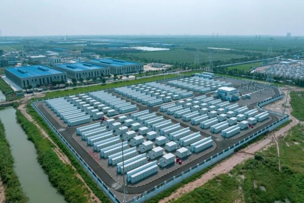 一方面,以绿电就近就地消纳和可溯源为目标,布局建设绿电专变、绿电专线,推动园区周边风电光伏发电通过绿电专线接入园区。目前,盐城3个零碳产业园全部实现可溯源绿电接入,先导区绿电使用比例超80%。
