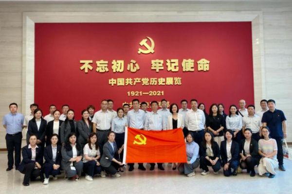 参观中国共产党历史展览馆