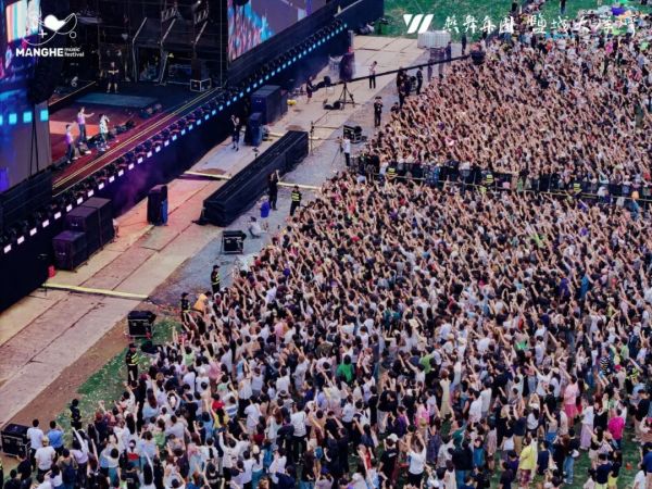 多业态联动、多场景融合的溢出效应显著:上半年,盐城社会消费品零售总额达1447.7亿元,同比增长7.1%,增速居全省首位。