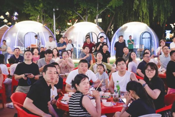 商业综合体和商超也积极“参战”。盐城大有境、金鹰等商业综合体推出满减折扣,免费派送奶茶、应援道具;雅家乐超市、苏宁易购等商超同步推出观赛季专属优惠,共享客流红利。