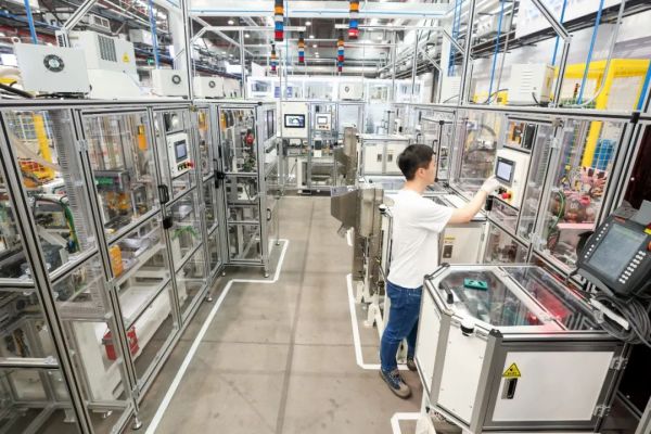 主动拥抱智能化浪潮,让佛吉亚盐城工厂生产效率与产品精度大幅提升。“未来,我们将致力于向更高效、更绿色、更智能的方向迈进,树立行业标杆。”公司总经理刘立刚介绍,智能化转型让企业实现高度智能化与人性化生产融合。