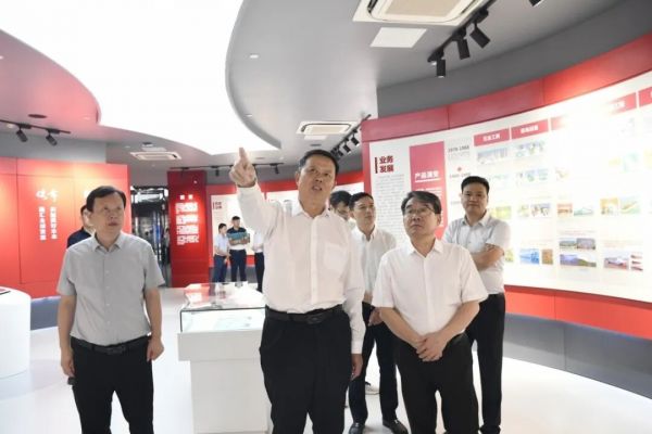 会前，梁超、杨浩威一行参观公司展厅。