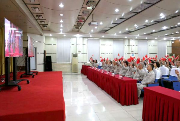 大唐蒲城发电公司观看九三阅兵直播 (1)