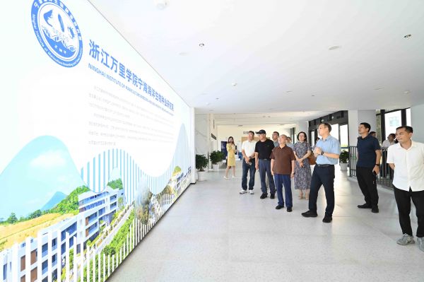 人民论坛专题调研组参观浙江万里学院浙江万里学院宁海海洋生物种业研究院。-(3)