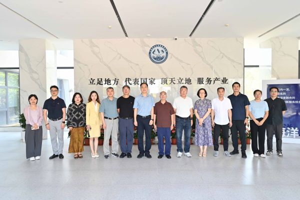 人民论坛专题调研组参观浙江万里学院浙江万里学院宁海海洋生物种业研究院。