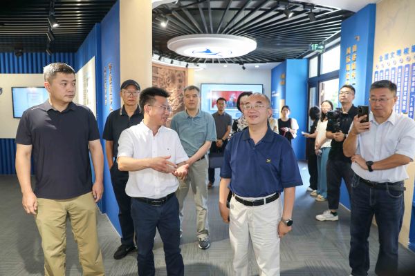 人民论坛调研组参观浙江万里学院校史馆。