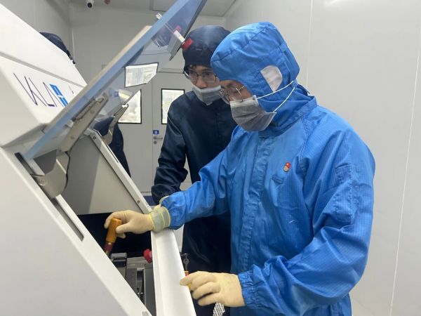 2025年5月13日,中晶科技生产车间开展设备技术“师带徒”实操演示教学