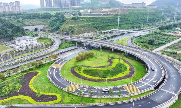 2025年8月1日,省、市重点项目华莲西路二期(西外环—红田路东)道路工程顺利通车