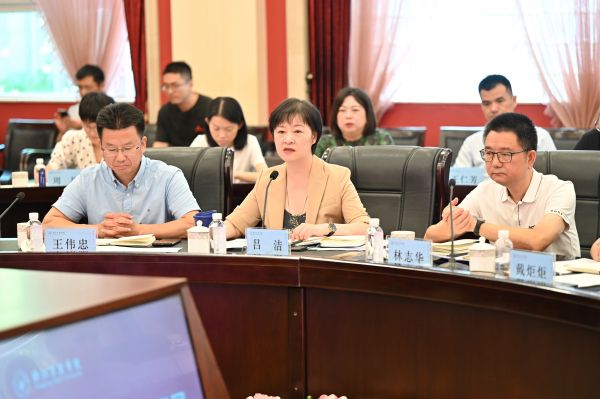 浙江省万里教育集团党委书记、董事长吕洁在座谈会上讲话。