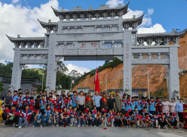 上珍村歡送隊(duì)伍在村頭合影。