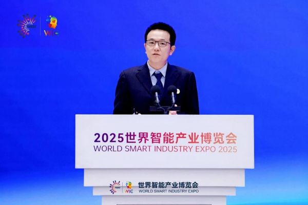 中科曙光高级副总裁李斌。